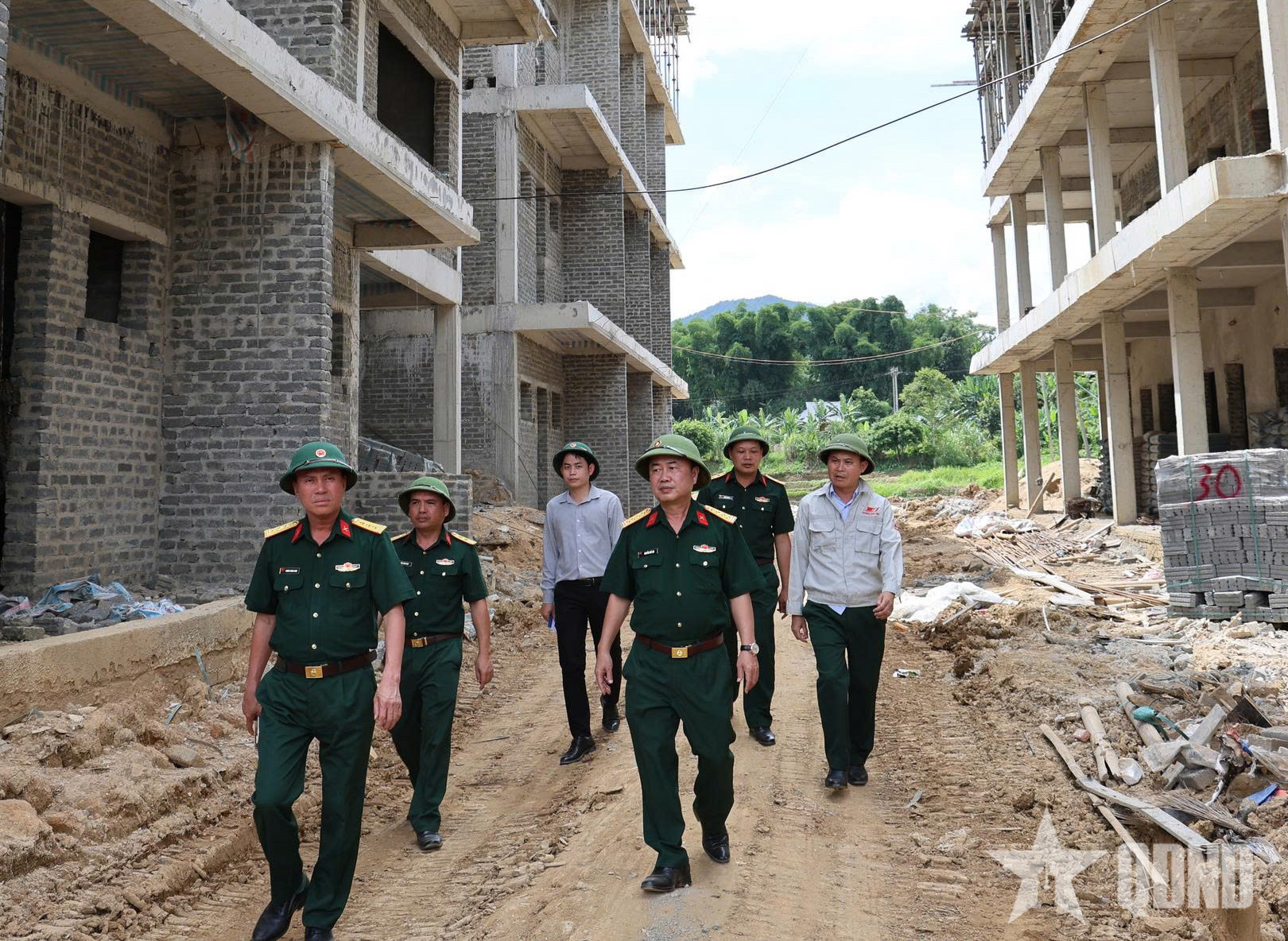 Tiên phong trên mặt trận kinh tế, phát triển cơ sở hạ tầng đất nước